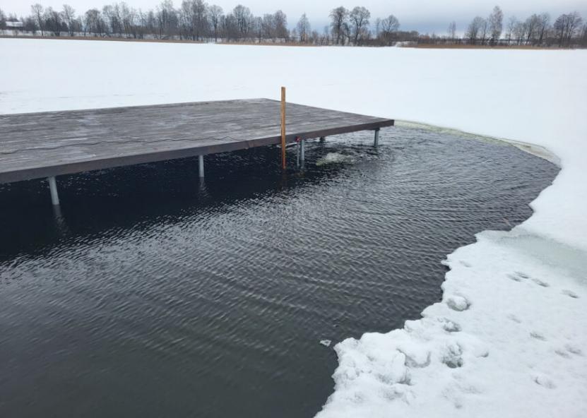 Ežero ledą tirpdo žvejų parūpintos orapūtės. Vaidotės Šantarienės nuotr. 