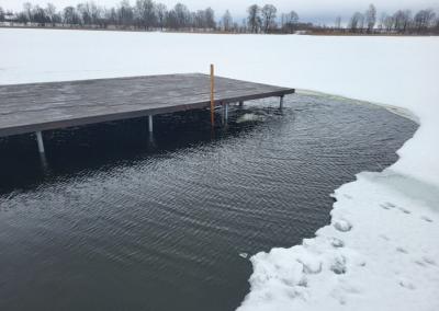 Ežero ledą tirpdo žvejų parūpintos orapūtės. Vaidotės Šantarienės nuotr.