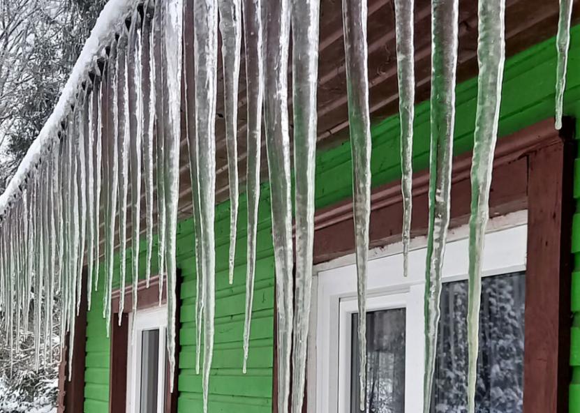 Didžiuliai varvekliai – ne tik grožis, bet ir pavojus. Gedimino Nemunaičio nuotr. 