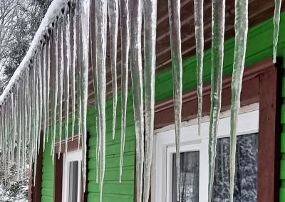 Didžiuliai varvekliai – ne tik grožis, bet ir pavojus. Gedimino Nemunaičio nuotr.