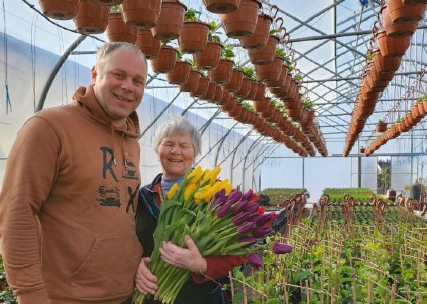 Mama ir sūnus kasmet stengiasi, pirmiausia, dėl Kovo 8-ąjai skirtų tulpių. Asmeninio archyvo nuotr. 