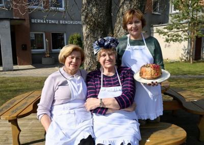 Iš kaimo į kaimą Panevėžio rajone keliauja unikali bendrystės lėkštė su pyragais. Jūsų Panevėžys nuotr.