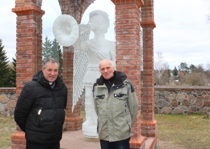 Utenos Kristaus Žengimo į dangų parapijos klebono Algio Neverausko ir auksarankio meistro Gintauto Aramino pastangomis arkangelo Mykolo skulptūra atgimė naujam gyvenimui. 