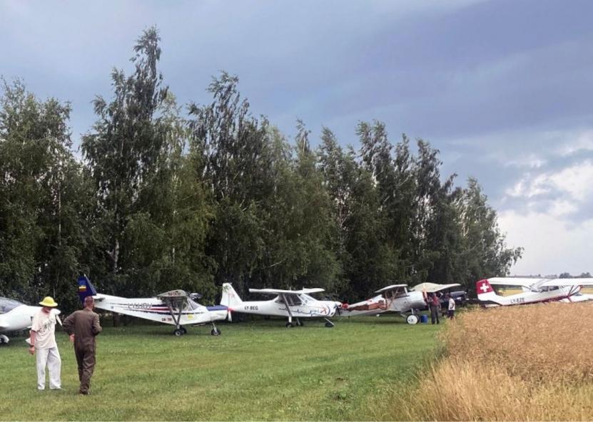 Bičiulių lakūnų susibūrimas Vydo sodyboje Ramužių kaime. Asmeninio albumo nuotr. 