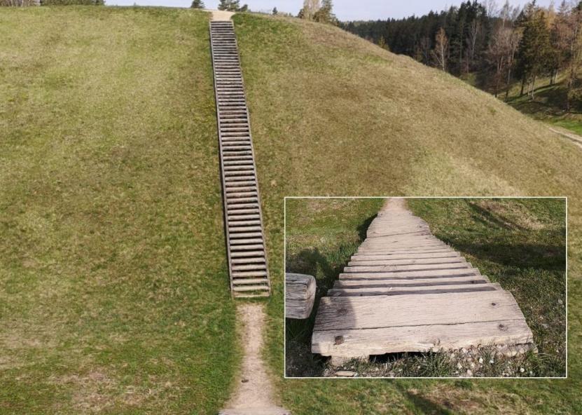 Šeimyniškėlių piliakalnis iki šiol lankytojus pasitinka sulūžusiais mediniais laiptais. Anykšta nuotr. 