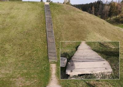 Šeimyniškėlių piliakalnis iki šiol lankytojus pasitinka sulūžusiais mediniais laiptais. Anykšta nuotr.
