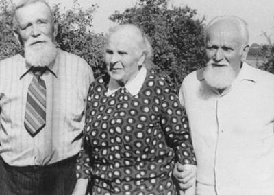Broliai ir sesė – iš kairės Antanas Šalčius, Kotryna Šalčiūtė ir Andrius Šalčius. 1980 m. Iš asmeninės Erikos Šalčiūtės Juknevičienės kolekcijos. Kalvotoji Žemaitija nuotr.