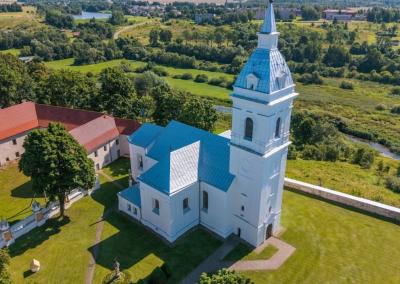Bažnyčia barokinė, turi neoklasicizmo bruožų, yra kryžminio plano, su trisiene apside ir vienu bokštu. Jūsų Panevėžys nuotr.