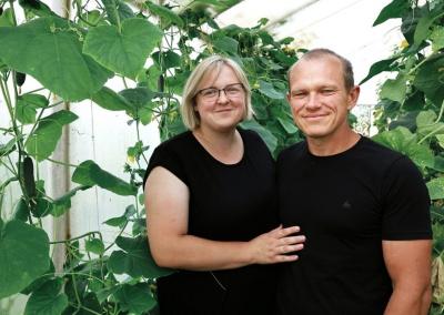 Daujėniečiai A. ir J. Kazilioniai įsimylėjo per agurkus. Aidos Garastaitės nuotr.