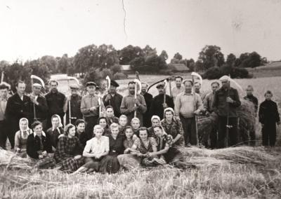 Kuprių ir Mažionių žmonės rugiapjūtėje „Ąžuolo“ kolūkyje apie 1955 m.