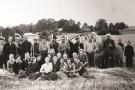 Kuprių ir Mažionių žmonės rugiapjūtėje „Ąžuolo“ kolūkyje apie 1955 m.