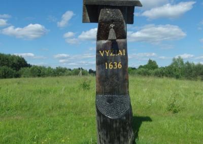 Romualdo Šimkūno skaptuotas stogastulpis, skelbiantis Vyžių 390 metų jubiliejų