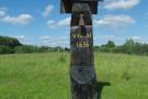 Romualdo Šimkūno skaptuotas stogastulpis, skelbiantis Vyžių 390 metų jubiliejų