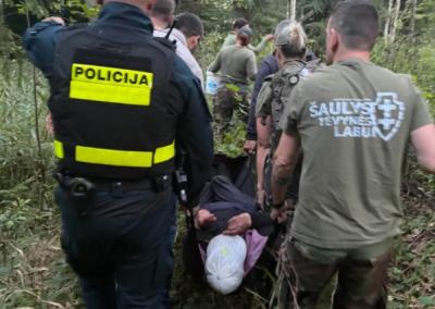 Senolė iš miško buvo išnešta neštuvais. „Vilko būrio“ nuotr.