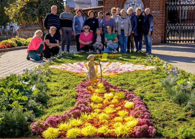 Švėkšnos širdyje ir vėl išsiskleidė spalvingas ir meile savo kraštui išaustas skintų gėlių kilimas. Šilutės naujienos nuotr. 