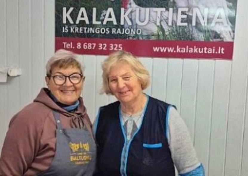 Iš kairės prekybininkės: Genovaitė ir Irena su puikia nuotaika laukia kalakutienos produkcijos pirkėjų, kuriems pasiūlo įvairiausių kulinarinių šios puikios paukštienos receptų. Kalvotoji Žemaitija nuotr. 
