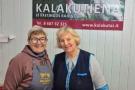Iš kairės prekybininkės: Genovaitė ir Irena su puikia nuotaika laukia kalakutienos produkcijos pirkėjų, kuriems pasiūlo įvairiausių kulinarinių šios puikios paukštienos receptų. Kalvotoji Žemaitija nuotr.
